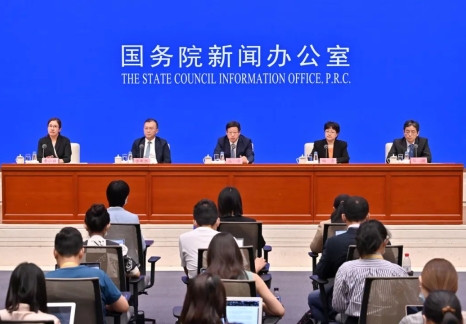 国家发展改革委副主任丛亮出席经济形势和政策国务院政策例行吹风会 介绍相关情况并回答记者提问